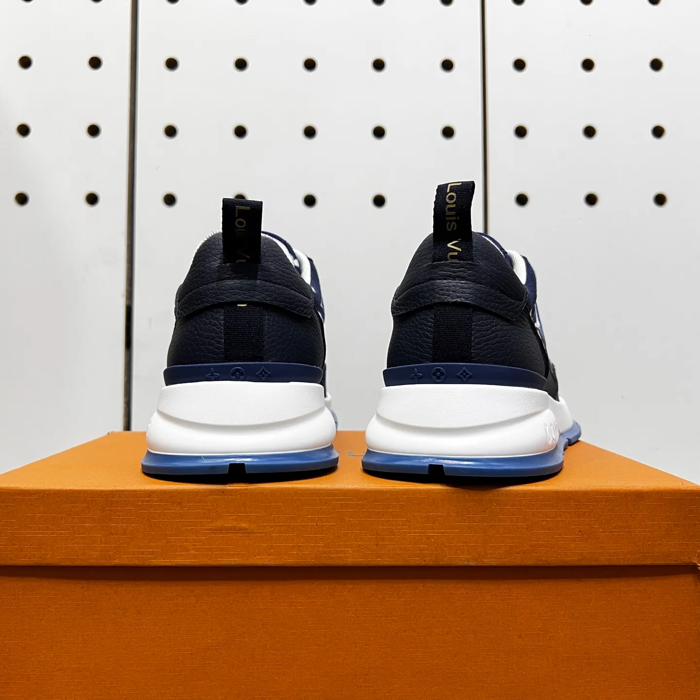 Factory price: 438💰LVZhe's new casual sports shoes for men👉 👉 Fashionable and versatile, 💞 simple and elegant style, 🔊 The fabric is made of imported cowhide with original fabric, ☑️Sheepskin feet inside, original wear-resistant rubber outsole, exclusive new style, actual shot, three colors available, code number: 38-44, (45 can be customized)
